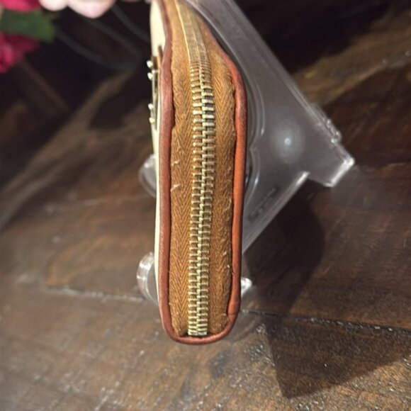 Dooney & Bourke Ivory & Tan Italian Pebble Grain Leather Zip Clutch/Wallet (EUC) - Picture 5 of 14